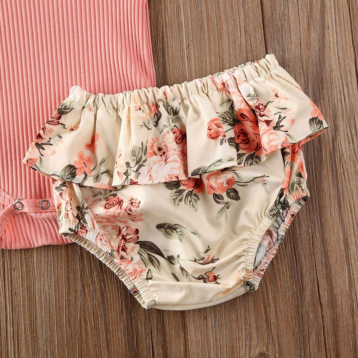 Flæseflæse med ribbet blomstret shortsæt