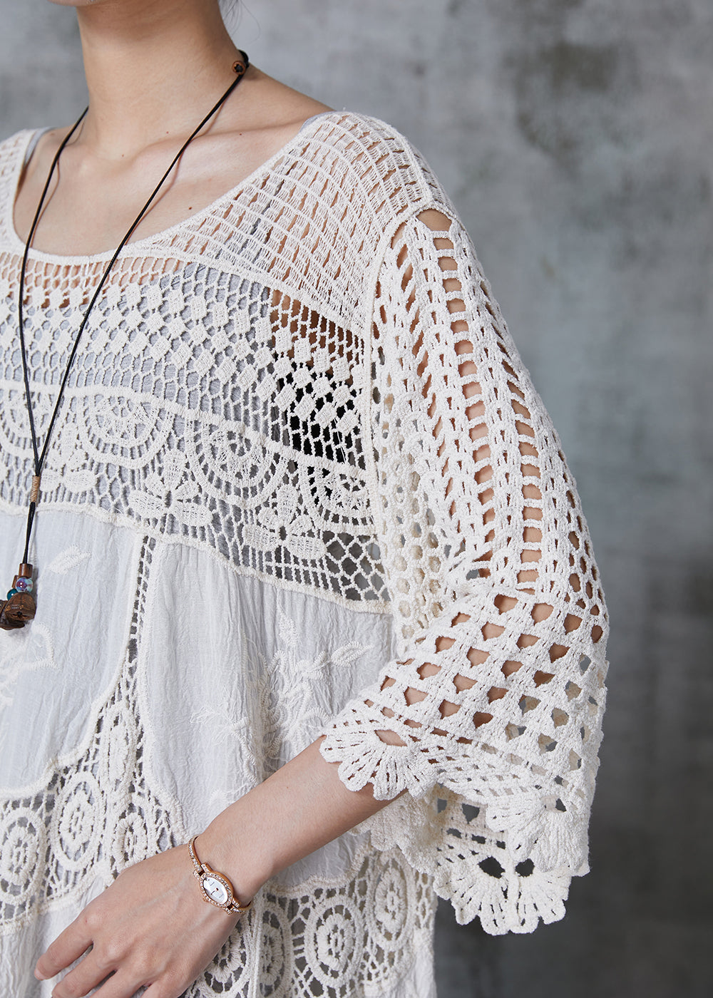 Kvinders Lange Kjole i Hvidt Med Hule Udsparinger 4